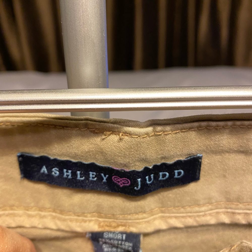 EUC Ashley Judd shorts. Size  16. - Picture 3 of 5